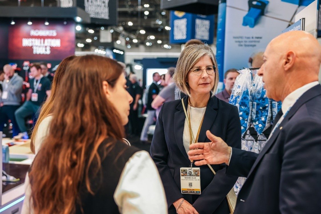 People talking at tise